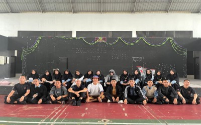 DIANTARA SUARA DAN LUKA: PERFOMANCE LANGUANGE KELAS XI 1 YANG MENYENTUH NURANI